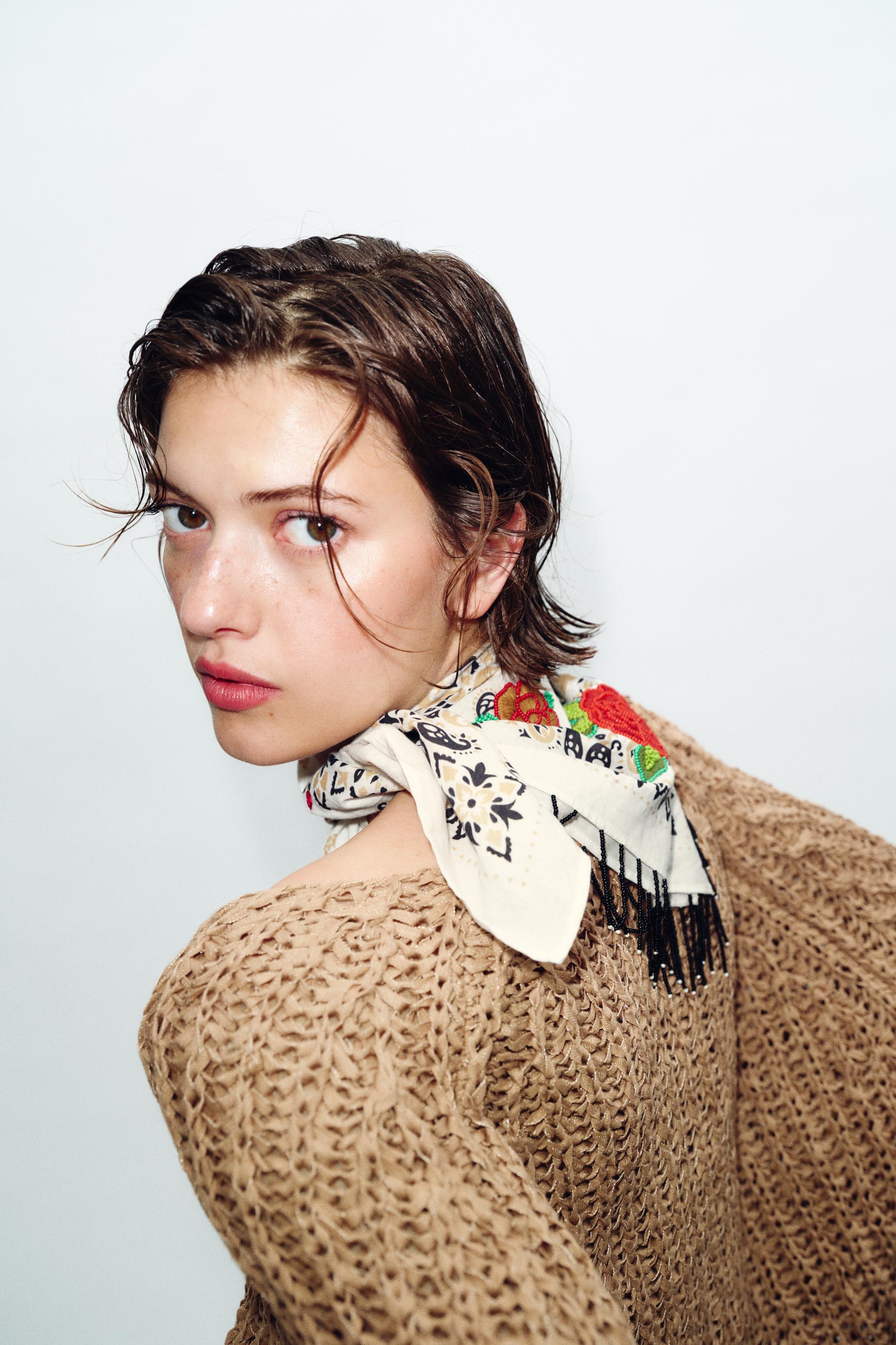 FOULARD IMPRIMÉ BRODERIES ROSES FRANGES
